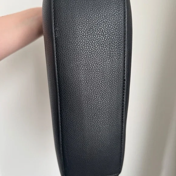 🖤 DKNY Black Hobo Shoulder Bag with Heart Pouch — New - Picture 5 of 8